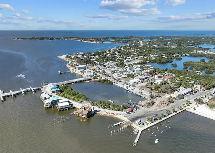 Charming Cedar Key Condo Direct Beach Access