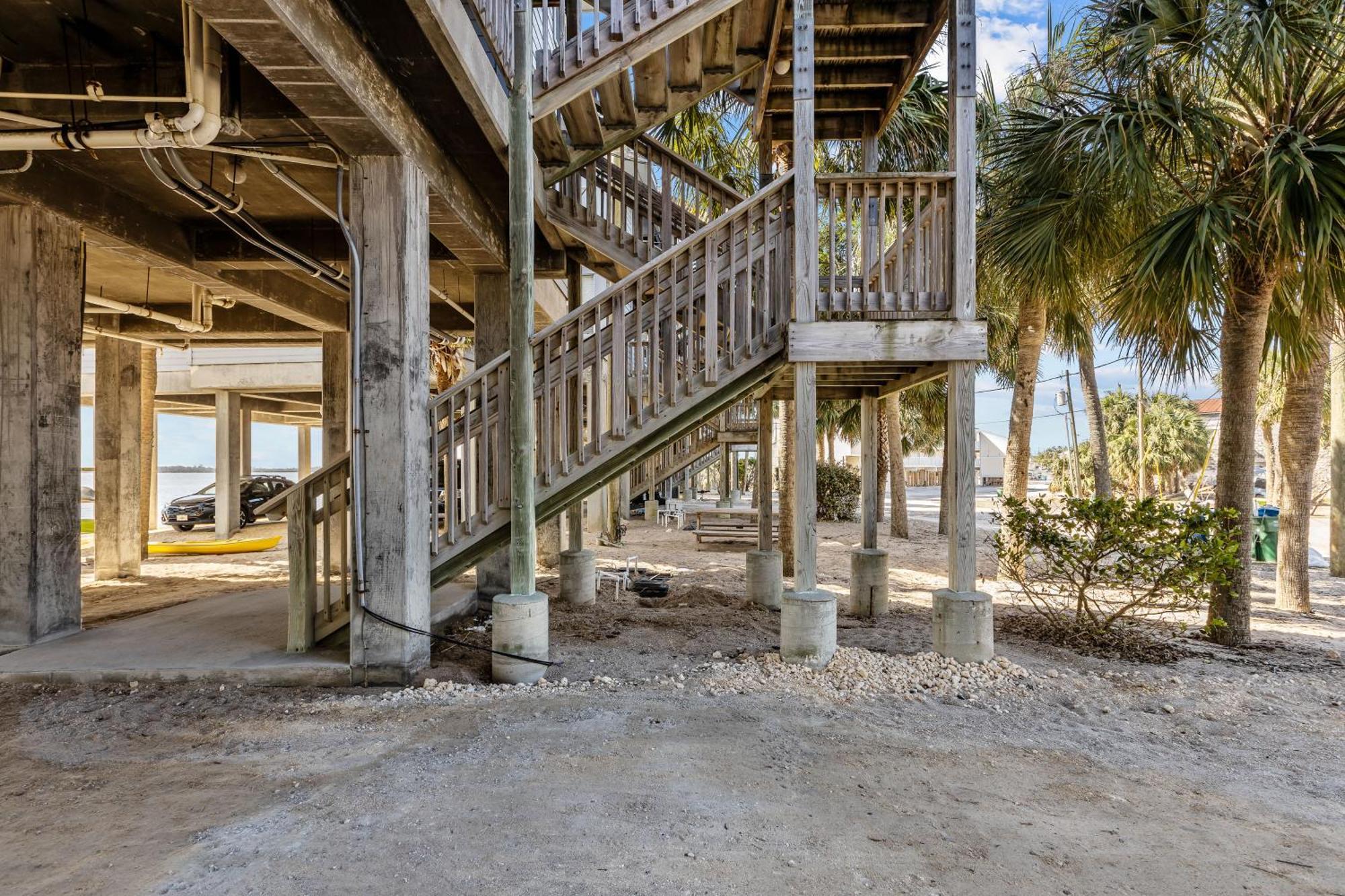 Charming Direct Beach Access Cedar Key