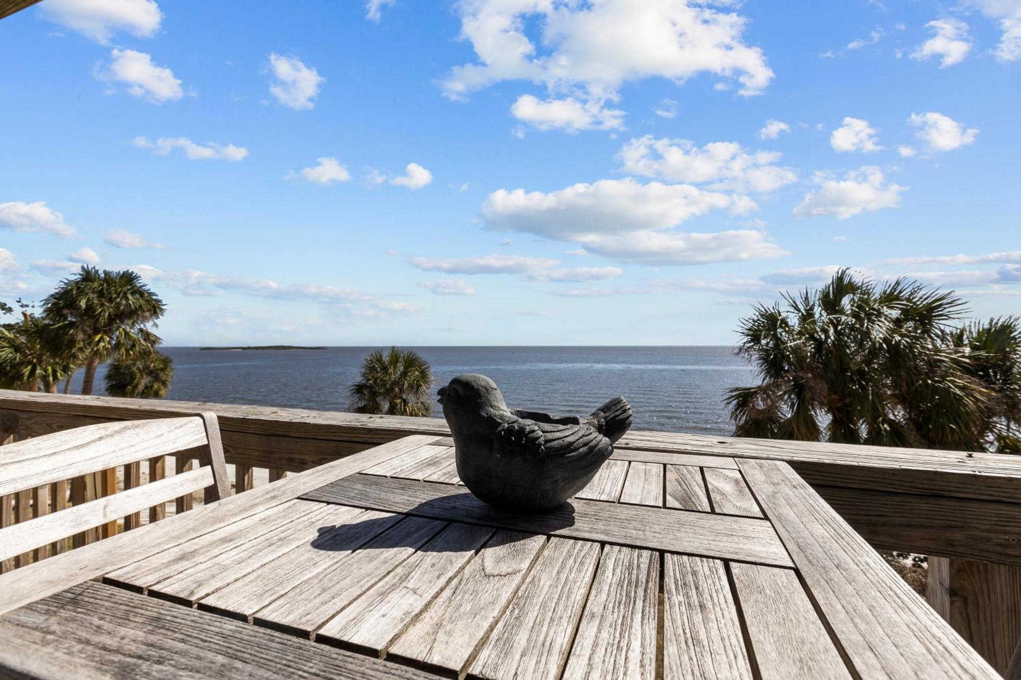 Charming Direct Beach Access Apartment *