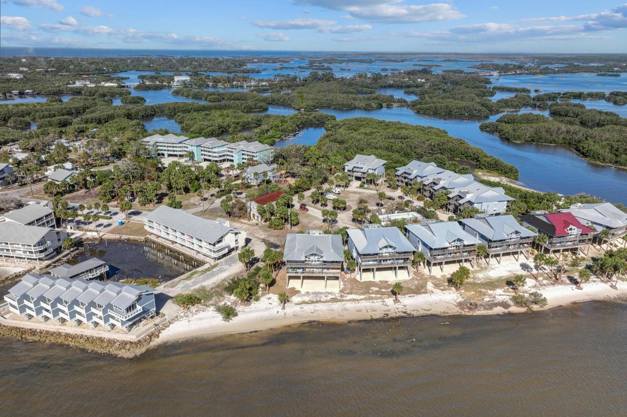 Charming Direct Beach Access Cedar Key